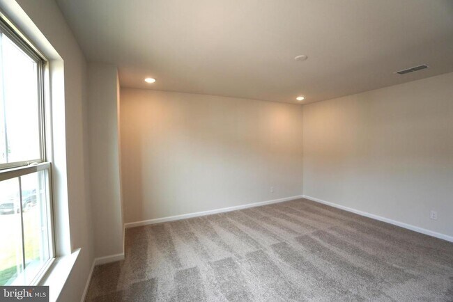 Building Photo - 612 America Dr