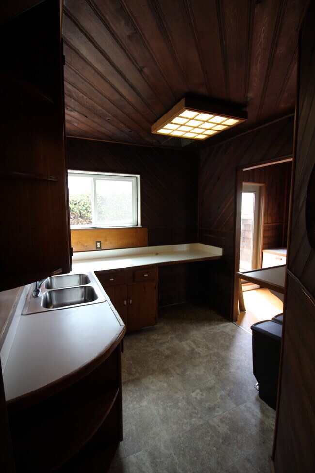 Building Photo - 1010 Tourmaline St