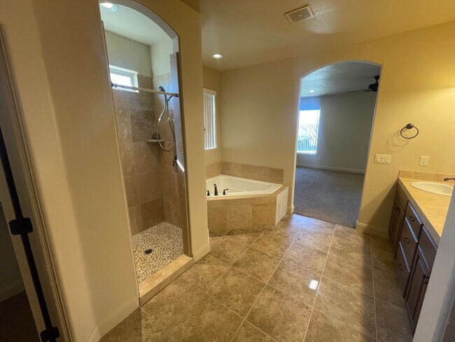 Building Photo - Great home and Pet Friendly!!  ADA tub/shower