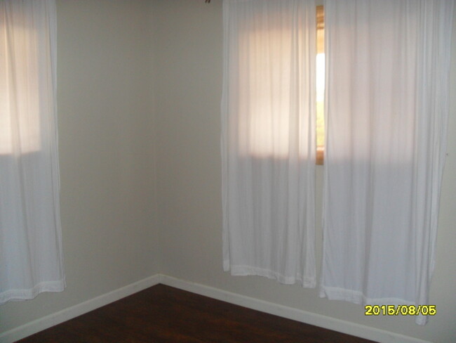 Building Photo - Unfurnished Free Standing Home,