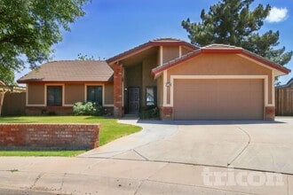 Building Photo - 413 E Merrill Ave