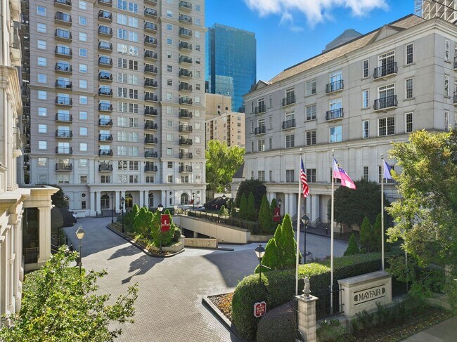 Building Photo - Penthouse Living in Midtown!