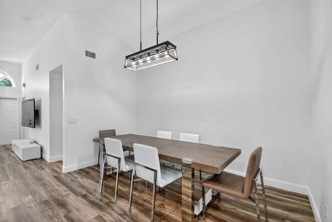 Building Photo - 1891 Oak Berry Cir