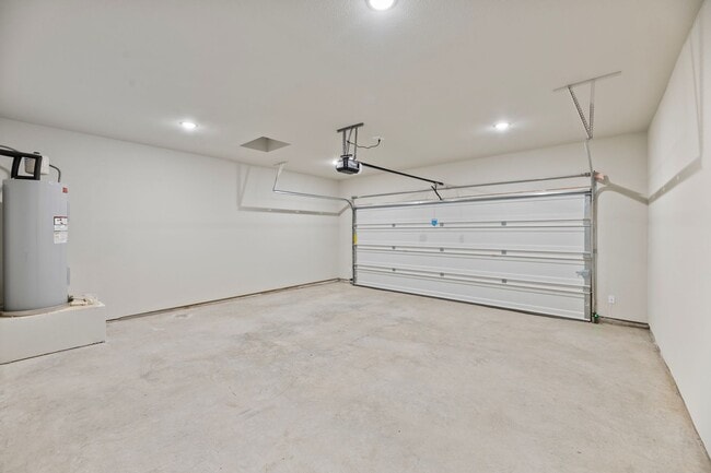 Building Photo - AVAILABLE NOW! 3 BEDROOM TRIPLEX LOT LOCATED ON 1-ACRE LOT IN MIDLOTHIAN, TX!