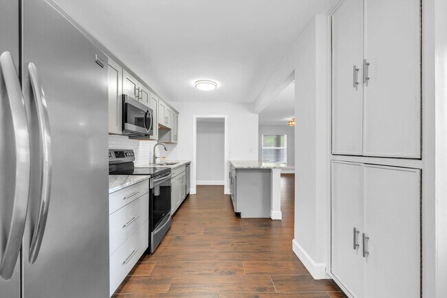 Building Photo - Astounding 4 Bedroom House for Rent!