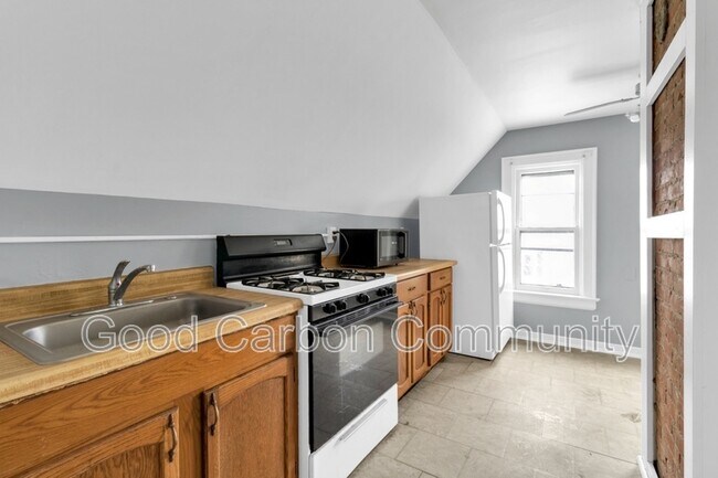 Building Photo - 319 W Utica St