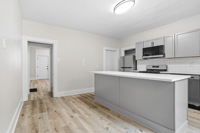 Building Photo - 3 bed 1 bath - completely updated, great location, central air, laundry