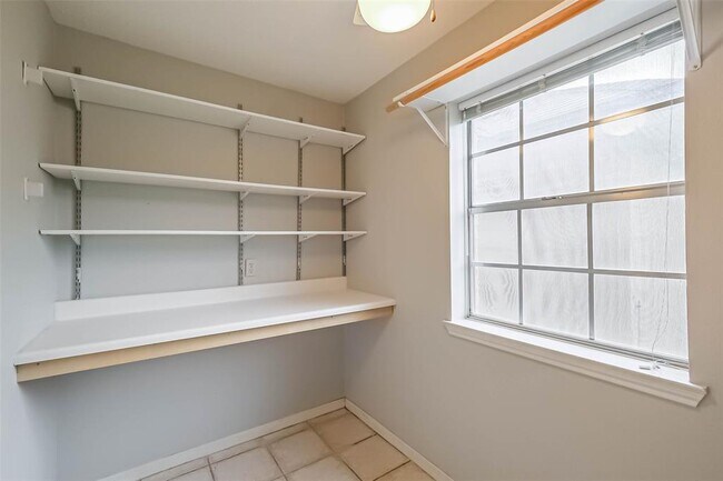 Building Photo - 10218 Hedge Way Dr