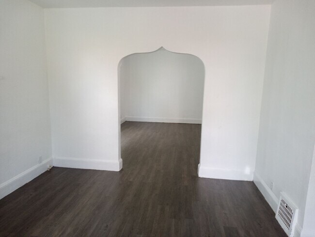 Building Photo - 422 Dexter St