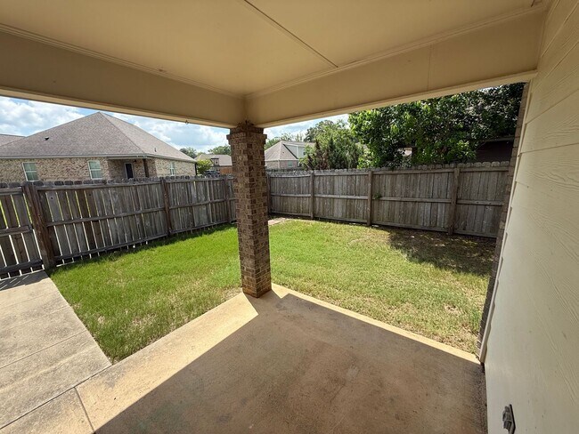 Building Photo - ** 3 Bed 2 Bath located in Ryan Ridge ** Call 334-366-9198 to schedule a self tour