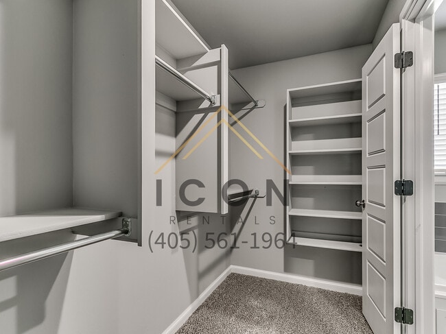 Building Photo - 4512 Oasis Ln