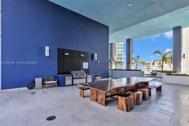 Building Photo - 1300 Brickell Bay Dr