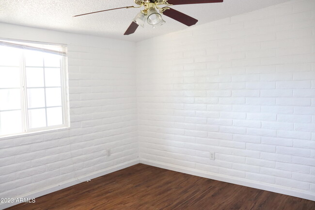 Building Photo - 1052 Chaparral Cir