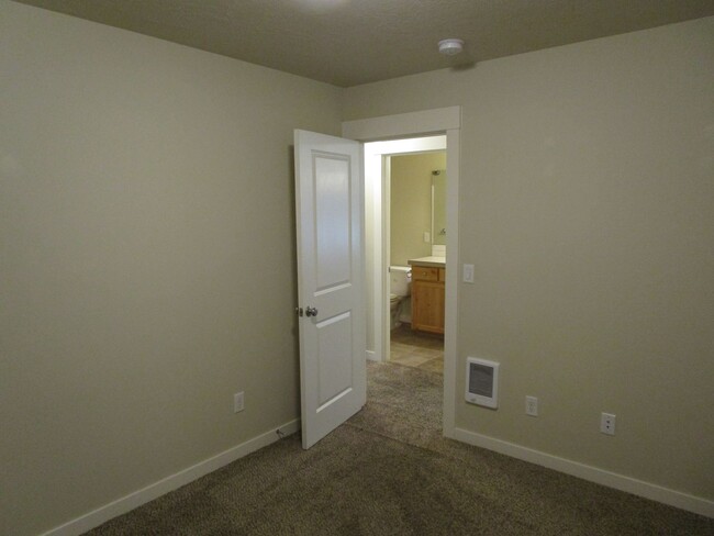 Building Photo - 3 Bedroom, 2 Bathroom Home with Ample Sola...
