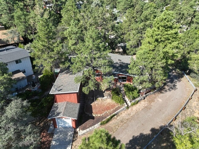 Building Photo - Move in special! 1/2 month off your first ...