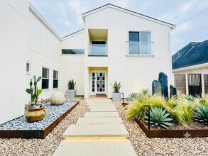 Building Photo - 2810 Lakeview Dr