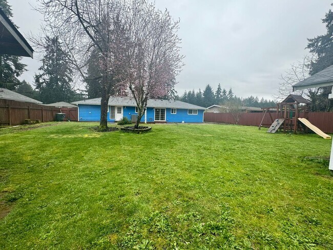 Building Photo - Charming 3-Bedroom Home in Lakewood with Spacious Yard & Modern Comforts