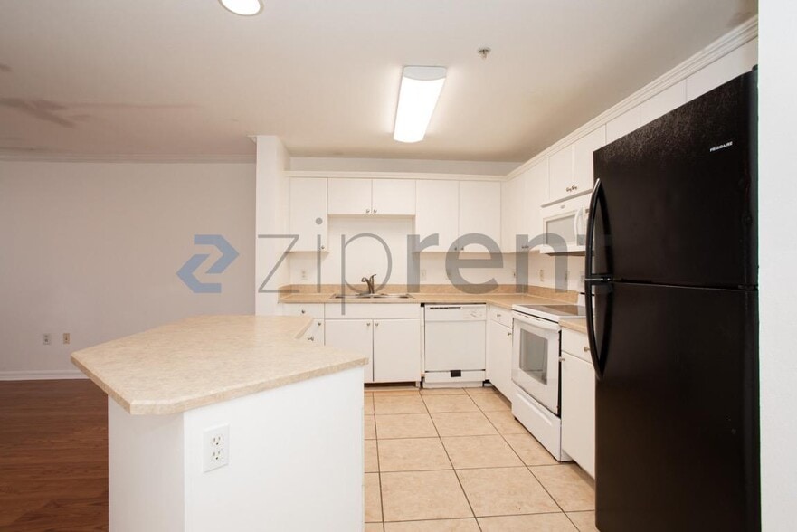 Building Photo - Unit 132