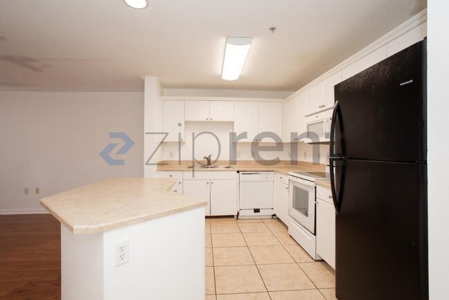 Building Photo - Unit 132