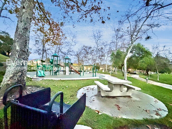 Building Photo - 9 Vía Espiritu