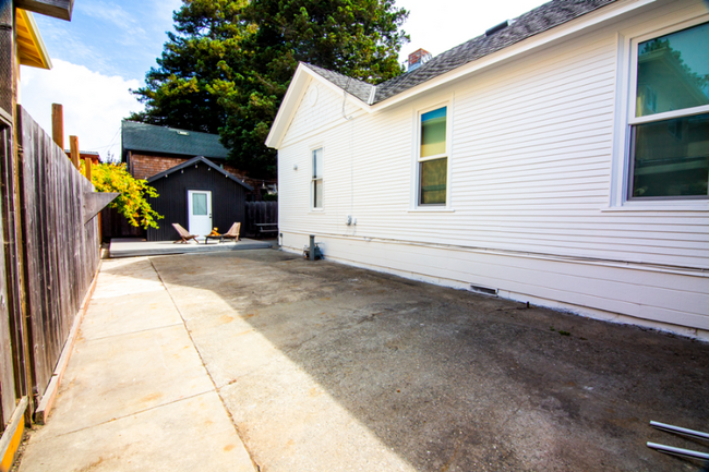 Building Photo - 330 Walk Cir