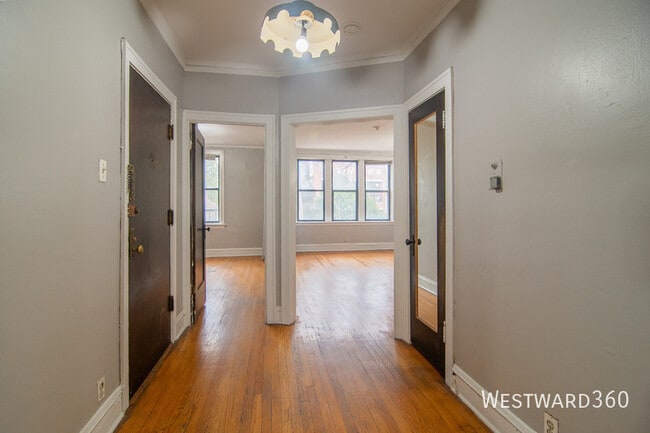 Building Photo - 6036 N Hermitage-2