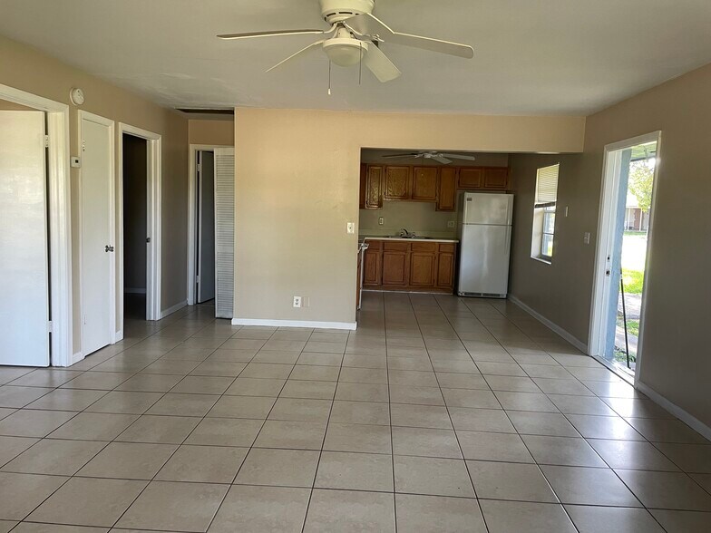 Building Photo - 1570 E Breezy Ln