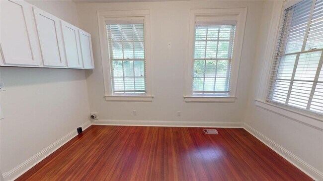 Building Photo - 345 Cloverdale Rd