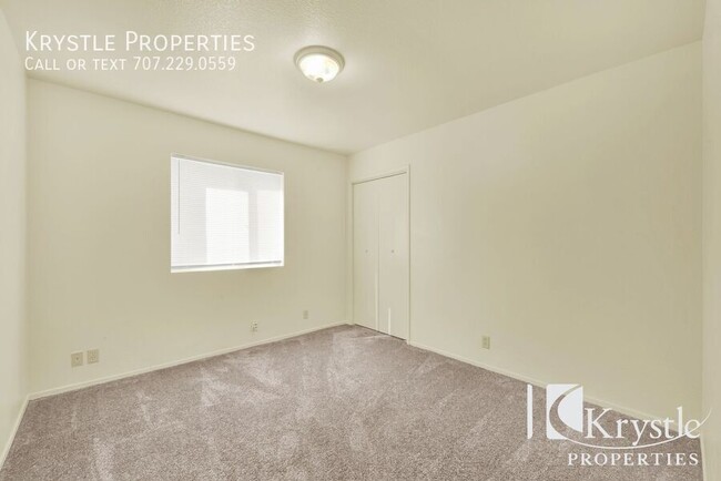 Building Photo - Spacious apartment with laundry hookups