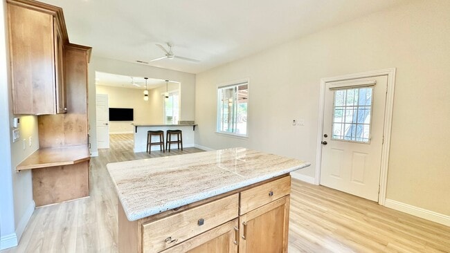 Building Photo - Stunning Fully Detached Casita on Private ...