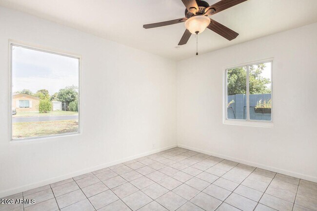 Building Photo - 2441 E Edgemont Ave