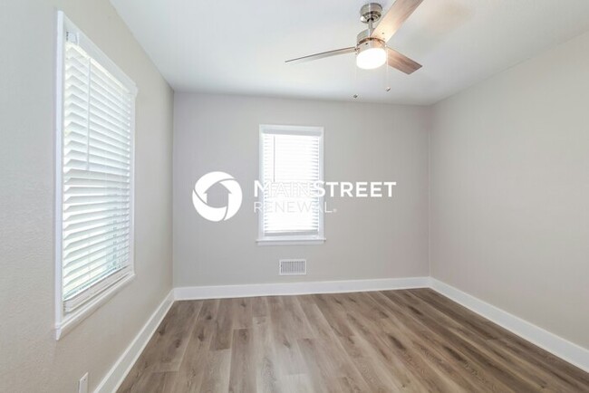 Building Photo - 1405 Country Club Dr
