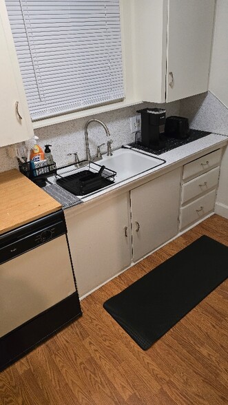 Building Photo - 915 S 48th St