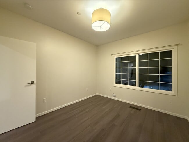 Building Photo - 562 29th St