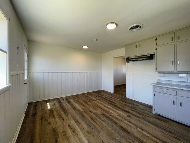 Building Photo - Cozy 3-Bedroom Home with Spacious Front Porch – Perfect for Small Families!