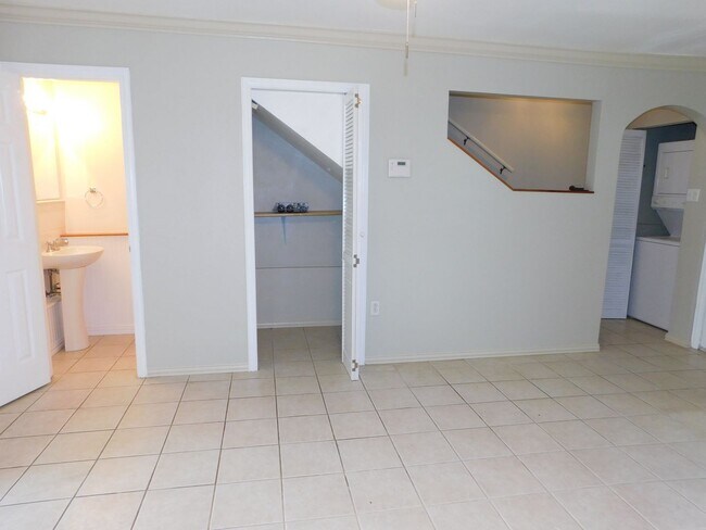 Building Photo - 7322 Oak Manor Dr