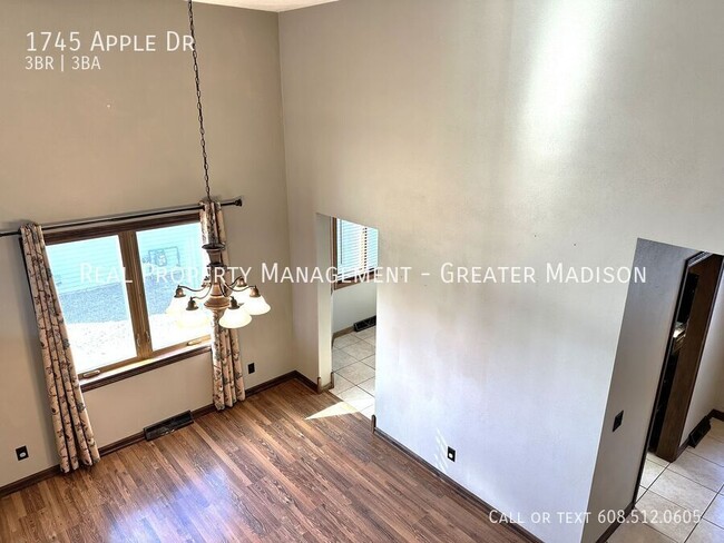 Building Photo - Beautiful split level house rental with 2 ...