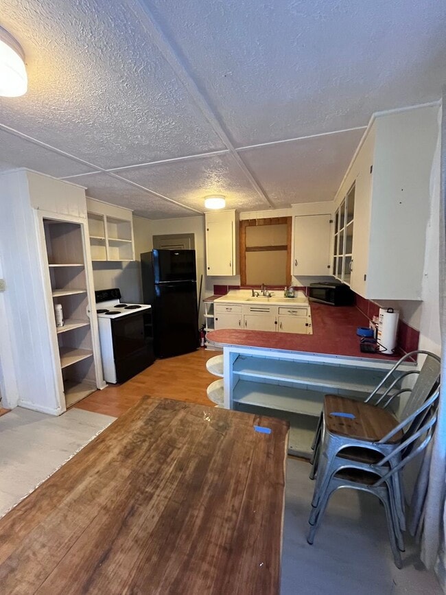 Building Photo - Kaumana Drive 3 Bedroom 2 Bath House