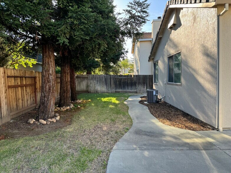 Building Photo - 905 Sapphire Cir