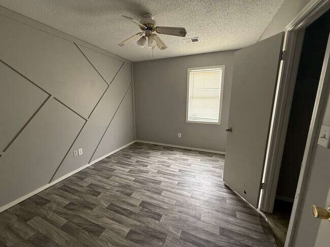 Building Photo - 109 Matthews Dr