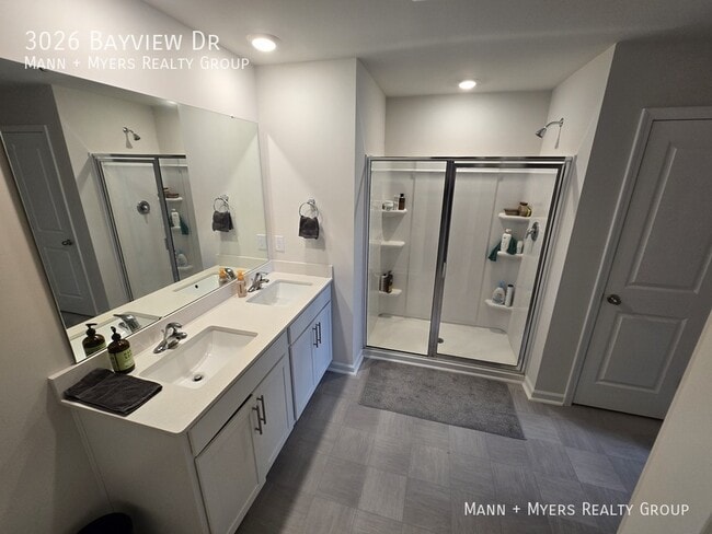 Building Photo - 3026 Bayview Dr