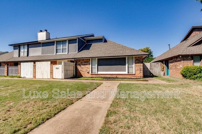 Building Photo - 13813 Fairhill Ave
