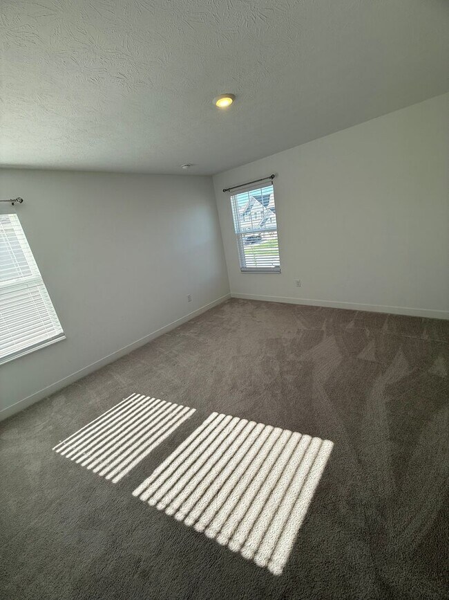 Building Photo - 1046 Elmwood Ln