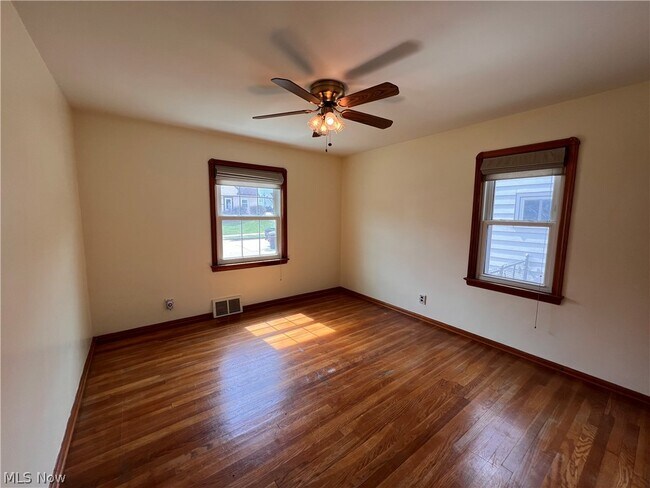 Building Photo - 3006 Torrington Ave