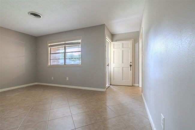 Building Photo - 2308 Hillcrest Dr