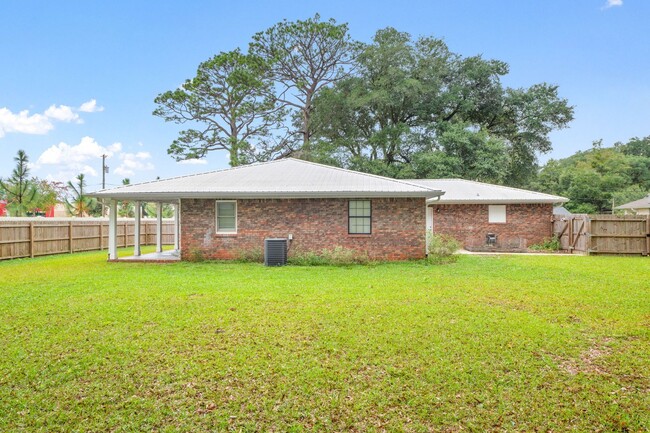 Building Photo - Gorgeous 4/2 Renovated Home in the Heart o...