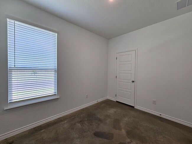 Building Photo - 604 Pacific Crest Trl