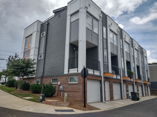 Building Photo - Pristine, move in ready Townhome located i...