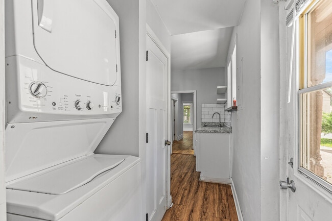 Building Photo - 921 20th Ave NE