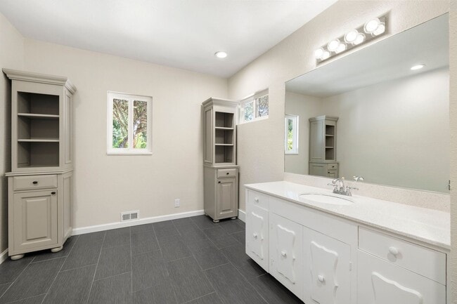 Building Photo - Spacious Menlo Park Retreat with 6 Bedroom...
